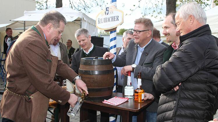 ... zapfte Oberbürgermeister Henry Schramm das erste Bierfass beim Kulmbacher Volksfest an. Fotos: Sonja Adam