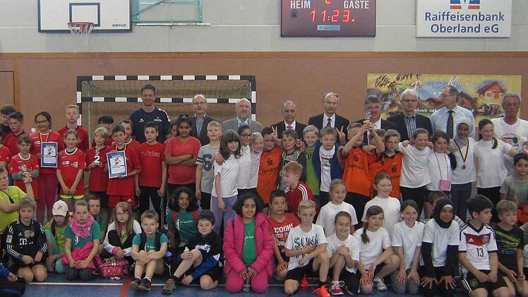 Die Viertklässler aus Ziegelhütten (weiße Trikots) sind die besten Handballer des Landkreises. Aber auch die Grundschule Neuenmarkt (rote Trikots, zweiter Platz) und die Grundschule Kasendorf (grüne Trikots) haben beachtliche Leistungen erzielt.  Foto: Sonny Adam
