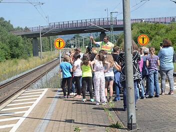 Über Gefahren am Bahnsteig, auf den Schienen und am Stromnetz machte Polizist Lothar Wolf die Schüler der vierten Klassen der Grundschule Stockheim aufmerksam. Foto: Karl-Heinz Hofmann