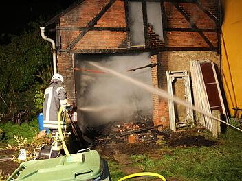 In Weißenstadt im Kreis Wunsiedel hat es in der Nacht auf Sonntag gebrannt. Fotos: News5/Baer