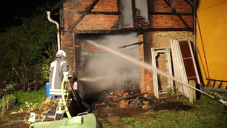 In Weißenstadt im Kreis Wunsiedel hat es in der Nacht auf Sonntag gebrannt. Fotos: News5/Baer