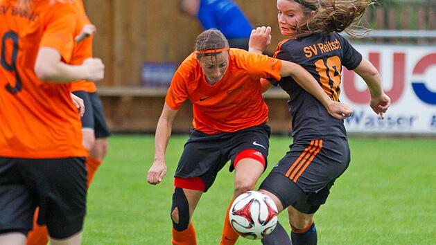 SV Reitsch - TSV Brand: Gegen ihren fr&uuml;heren Verein musste G&auml;stespielerin Heidi Karger (links), hier im Zweikampf mit Alisa K&ouml;hler, eine bittere 0:6-Niederlage einstecken.  Foto: Heinrich Wei&szlig;