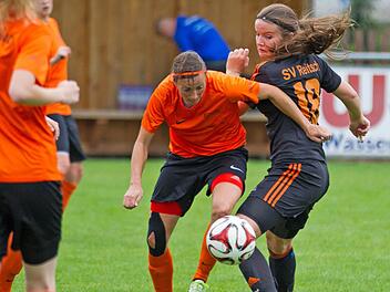 SV Reitsch - TSV Brand: Gegen ihren früheren Verein musste Gästespielerin Heidi Karger (links), hier im Zweikampf mit Alisa Köhler, eine bittere 0:6-Niederlage einstecken.  Foto: Heinrich Weiß
