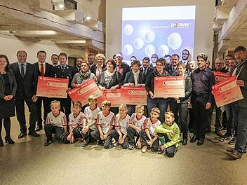 17 Vereine und Organisationen aus Schlüsselfeld und Umgebung bekamen Zuwendungen von der Dennert Poraver GmbH. Foto: privat