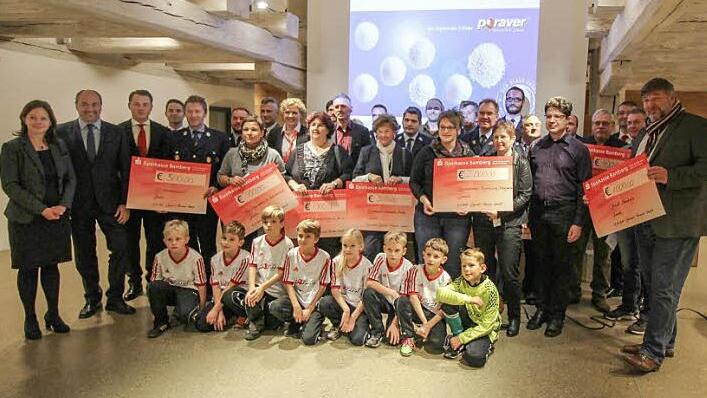 17 Vereine und Organisationen aus Schlüsselfeld und Umgebung bekamen Zuwendungen von der Dennert Poraver GmbH. Foto: privat