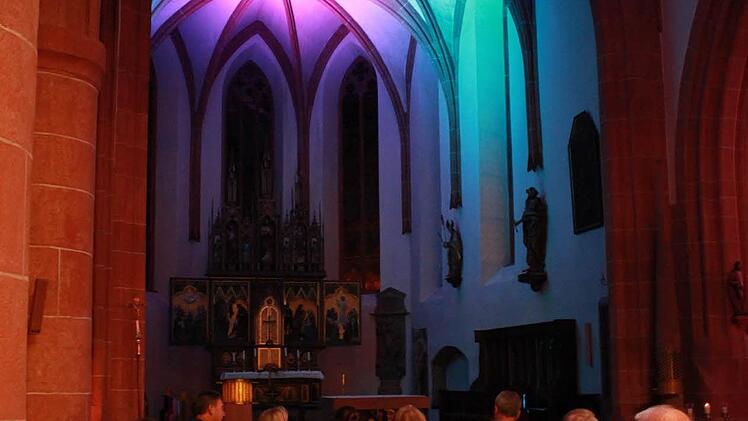 Auch die Kirchen werden bei der Museumsnacht geöffnet sein, hier die bunt illuminierte Stadtpfarrkirche.Katharina Becht