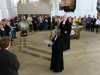 Bischöfin Dorothea Greiner bei der Überreichung der neuen Altarbibel an Kirchenvorsteher der Bamberger Gemeinden. Foto: Marion Krüger-Hundrup