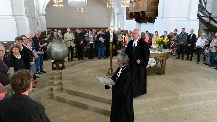 Bischöfin Dorothea Greiner bei der Überreichung der neuen Altarbibel an Kirchenvorsteher der Bamberger Gemeinden. Foto: Marion Krüger-Hundrup