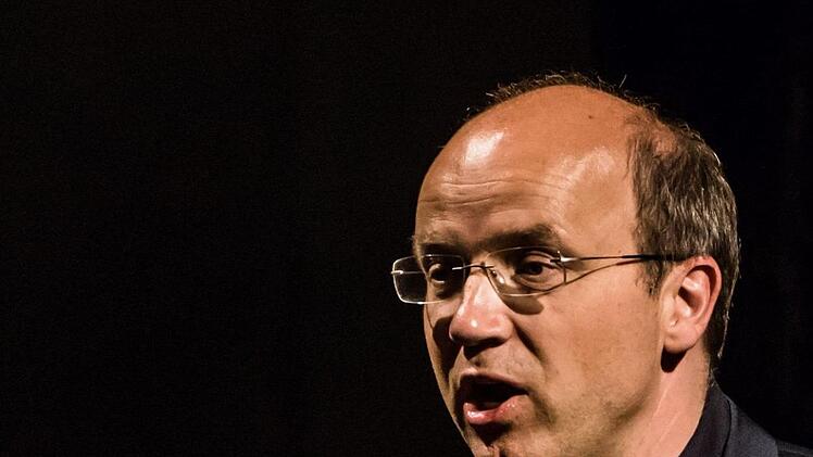 Generalmusikdirektor Roland Kluttig begrüßte das Publikum im Landestheater Coburg zur Aufführung des Projekts "Compose Strawinsky.Foto: Jochen Berger