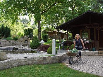 Im 5000 Quadratmeter großen Garten gibt es immer etwas zu tun für Petra Moser und ihre Familie. Gerne öffnet sie am 24. Juni ihre Gartentür wie 15 andere Gartenbesitzer in Fatschenbrunn.Sabine Weinbeer