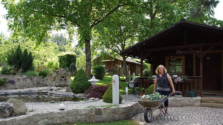 Im 5000 Quadratmeter großen Garten gibt es immer etwas zu tun für Petra Moser und ihre Familie. Gerne öffnet sie am 24. Juni ihre Gartentür wie 15 andere Gartenbesitzer in Fatschenbrunn.Sabine Weinbeer