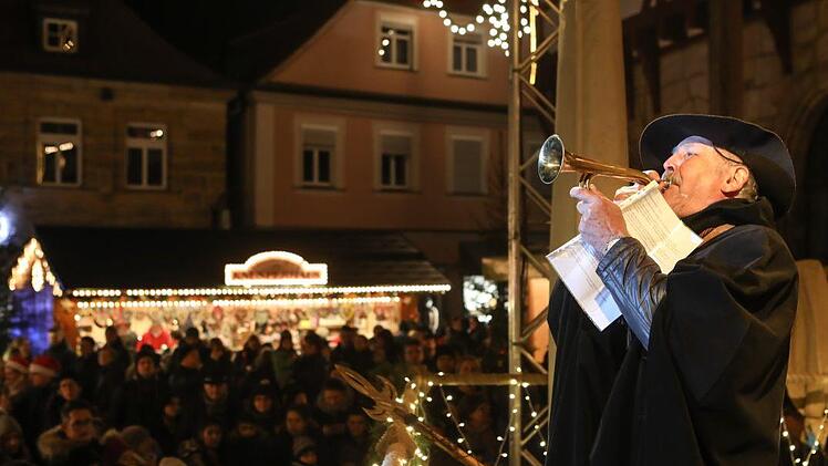 Der Nachtw&auml;chter bl&auml;st ins Horn.Foto: Barbara Herbst