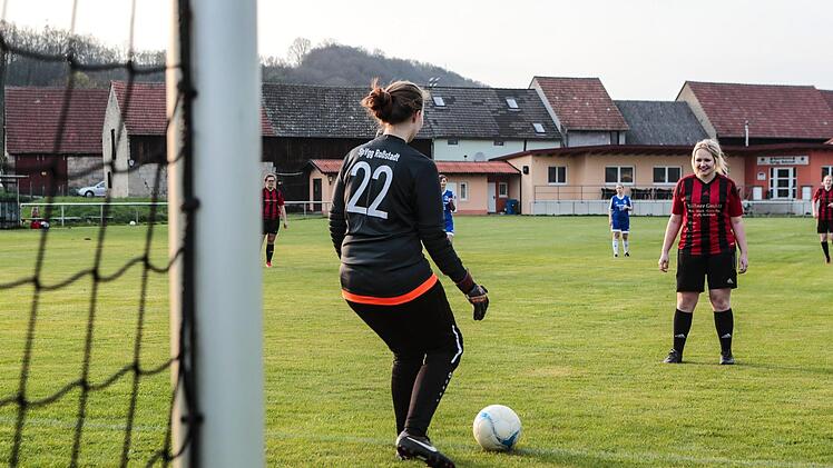 Der Ball muss bei einem Abstoß nicht mehr den Strafraum verlassen, bevor er von einem Mitspieler berührt wird.