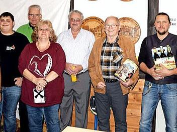 Die erfolgreichen Teilnehmer des B&uuml;rgerschie&szlig;ens der Sch&uuml;tzengesellschaft Burgkunstadt mit Zweitem Vorsitzenden J&uuml;rgen Kaufmann (Dritter von links) und Vorsitzendem Thomas Horn (links) Foto: Dieter Radziej