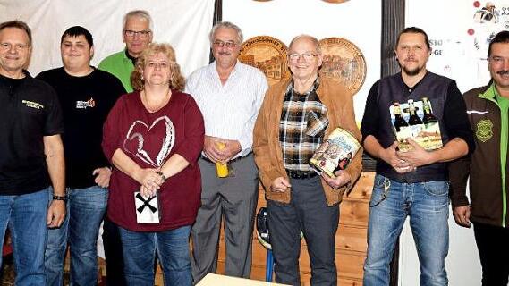 Die erfolgreichen Teilnehmer des B&uuml;rgerschie&szlig;ens der Sch&uuml;tzengesellschaft Burgkunstadt mit Zweitem Vorsitzenden J&uuml;rgen Kaufmann (Dritter von links) und Vorsitzendem Thomas Horn (links) Foto: Dieter Radziej