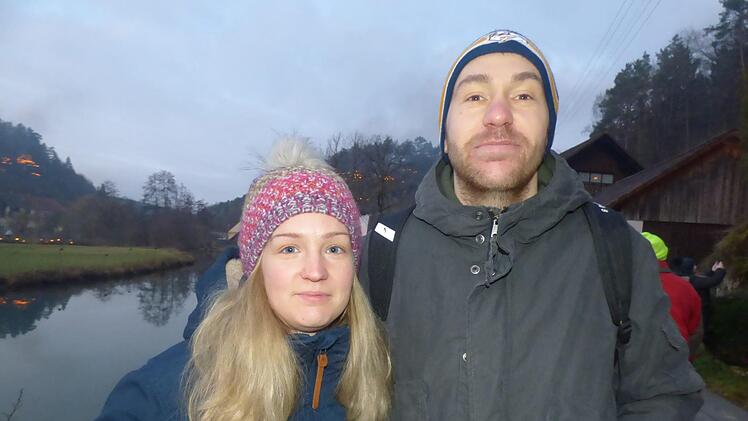 Nina und ihr Freund Pavel aus Bindlach kamen das erste Mal zur  Lichterprozession nach Nankendorf. Foto: Thomas Weichert
