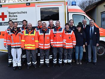 Große Freude herrscht bei der BRK-Bereitschaft Ramsthal über den vier Jahre alten Rettungswagen, der den inzwischen 22 Jahre alten Krankentransportwagen der Bereitschaft ersetzt.  Foto: Andreas Lomb