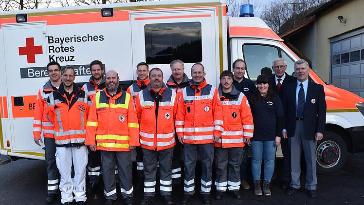 Große Freude herrscht bei der BRK-Bereitschaft Ramsthal über den vier Jahre alten Rettungswagen, der den inzwischen 22 Jahre alten Krankentransportwagen der Bereitschaft ersetzt.  Foto: Andreas Lomb