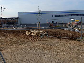 Das Amazon-Gelände ist noch Baustelle, aber schon im Juni soll im Verteilzentrum der Probebetrieb aufgenommen werden.  Foto: Hans-Peter Hepp
