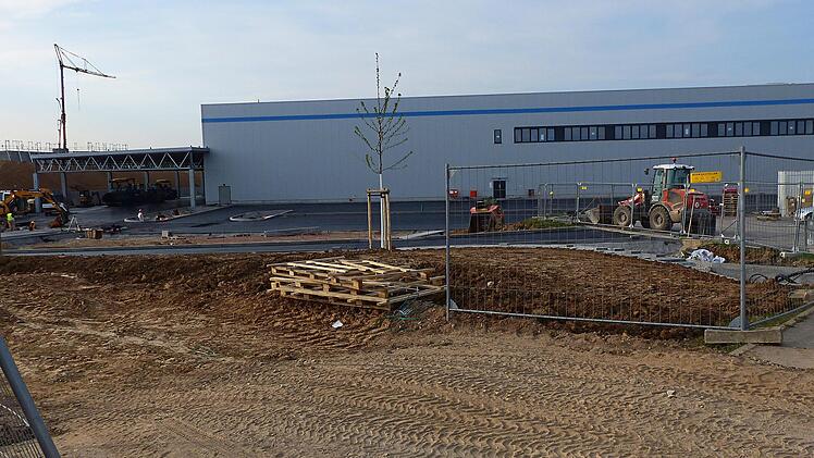 Das Amazon-Gelände ist noch Baustelle, aber schon im Juni soll im Verteilzentrum der Probebetrieb aufgenommen werden.  Foto: Hans-Peter Hepp
