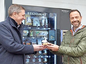Einen Muffin frisch aus dem Regiomat hat Thomas "Onkel Tom" Kittel (rechts) für Bürgermeister Marco Steiner.