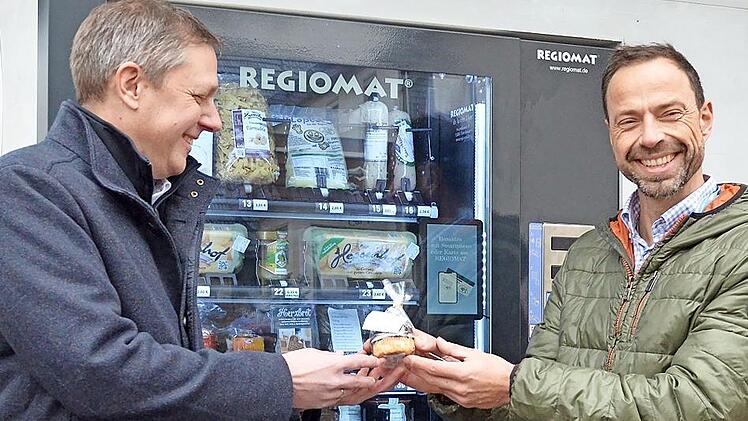 Einen Muffin frisch aus dem Regiomat hat Thomas "Onkel Tom" Kittel (rechts) für Bürgermeister Marco Steiner.