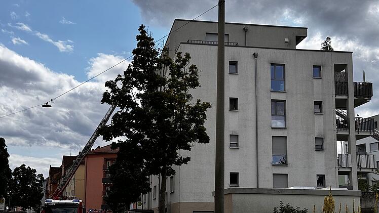 Wohnungsbrand verursacht Rauchwolke &uuml;ber F&uuml;rth: Feuerwehr r&uuml;ckt  mit zwei Drehleitern an