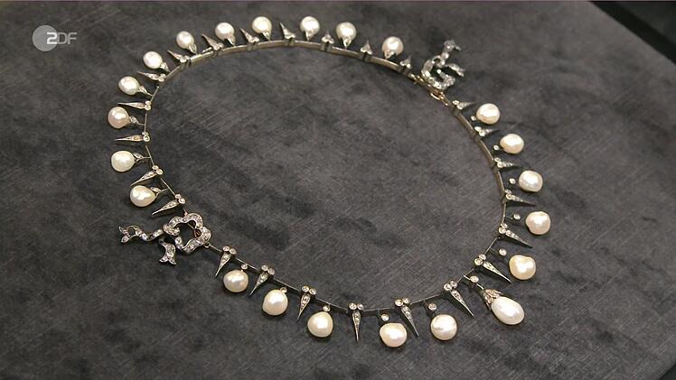 Ein besonderes Collier aus 585er Gold mit Diamant-Rosen und Perlen datierte Patrick Lessmann ins viktorianische Zeitalter zwischen 1870 und 1890. Gewünscht wurden 1.500 Euro. Lessmann schätzte 1.800 bis 2.000 Euro. Doch im Händlerraum boten sich Elisabeth Nüdling und Daniel Meyer in die Höhe. Am Ende zahlte die Händlerin 5.500 Euro.