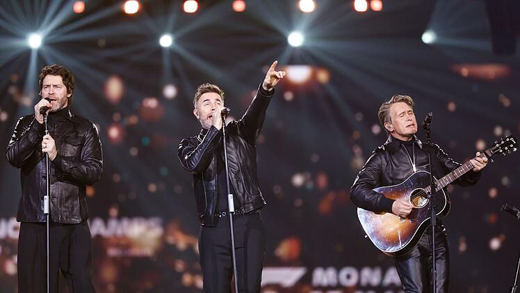 36 Jahre nach ihrer Gr&uuml;ndung in Manchester sind Howard Donald (links), Gary Barlow (Mitte) und Mark Owen als Take That immer noch auf Tour. Das ZDF-Magazin "Aspekte" trifft die drei M&auml;nner zum Interview.