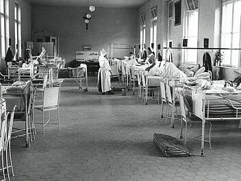 Der Krankensaal der ehemaligen Chirurgie (heute Stadtarchiv) in einer Aufnahme aus den 40er Jahren.  Foto: Stadtarchiv/Max Gardill