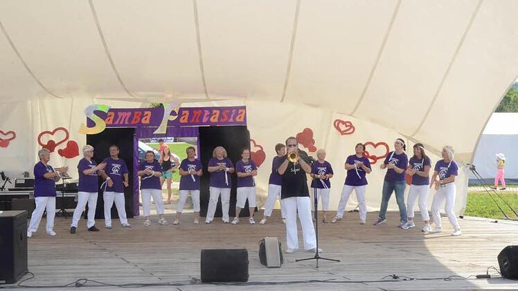 Trompetensolist Holger Mück ließ sich tanzend von der Sportgruppe "Gemeinsam gegen Krebs" begleiten.Foto: Karl-Heinz Hofmann