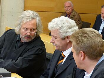 Karl Heinz Laudenbach (Mitte) mit seinen Verteidigern Norman Jacob (links) und Michael Schulze.  Foto: Bartl