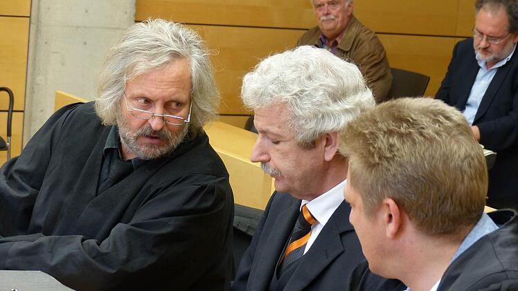 Karl Heinz Laudenbach (Mitte) mit seinen Verteidigern Norman Jacob (links) und Michael Schulze.  Foto: Bartl