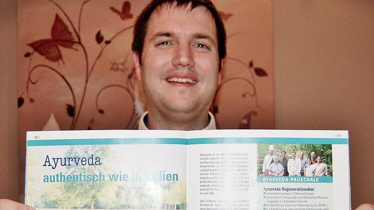 Zum letzten Mal: Martin Eisenmann, Vorsitzender des Kur- und Fremdenverkehrsvereins Bad Bocklet, präsentiert den neuen Ortsprospekt. Er wollte eigentlich aufhören, bei den Wahlen konnte jedoch kein Nachfolger gefunden werden. Fotos: Sigismund von Dobschütz