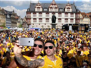 Ein Selfie vor dem in gelb-schwarz getauchten Marktplatz: die HSC-Spieler Nikola Franke (inks) und Florian Billek. Foto: Henning Rosenbusch