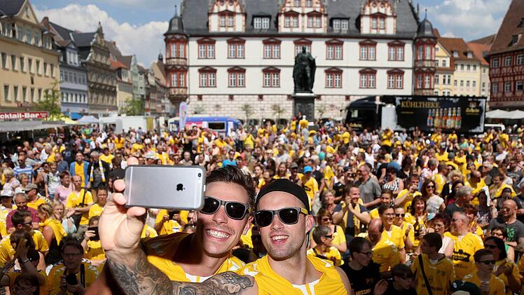 Ein Selfie vor dem in gelb-schwarz getauchten Marktplatz: die HSC-Spieler Nikola Franke (inks) und Florian Billek. Foto: Henning Rosenbusch