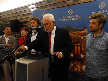 Erwin Horak begrüßte zum letzten Mal die Gäste beim Kissinger-Sommer-Empfang der Spielbbank. Rechts neben ihm der Bariton Michael Nagy, links der Tenor Klaus Florian Vogt, Intendantin Dr. Kari Kahl-Wolfsjäger und Dirigent Long Yu. Foto: Ahnert