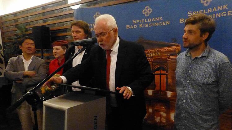 Erwin Horak begrüßte zum letzten Mal die Gäste beim Kissinger-Sommer-Empfang der Spielbbank. Rechts neben ihm der Bariton Michael Nagy, links der Tenor Klaus Florian Vogt, Intendantin Dr. Kari Kahl-Wolfsjäger und Dirigent Long Yu. Foto: Ahnert