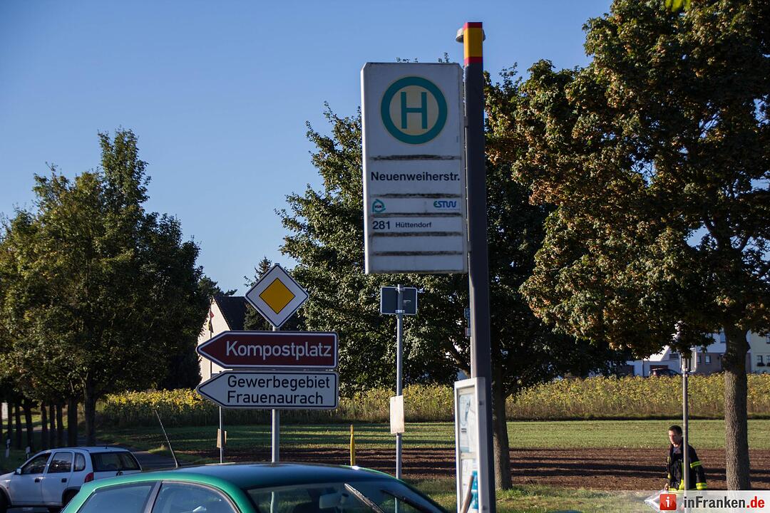 Transporter kollidiert mit Kleinwagen und kracht in Bushaltestelle