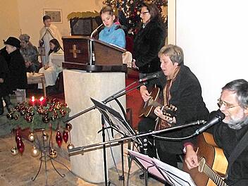 Für musikalische Begleitung sorgten beim Krippenspiel in Thonberg Franz Wachter (rechts) und Elfi Lurz. Dahinter (rechts) die Spielleiterin Jvonne Seuß und die Erzählerin Lena Kahlert.  Foto: Dieter Wolf