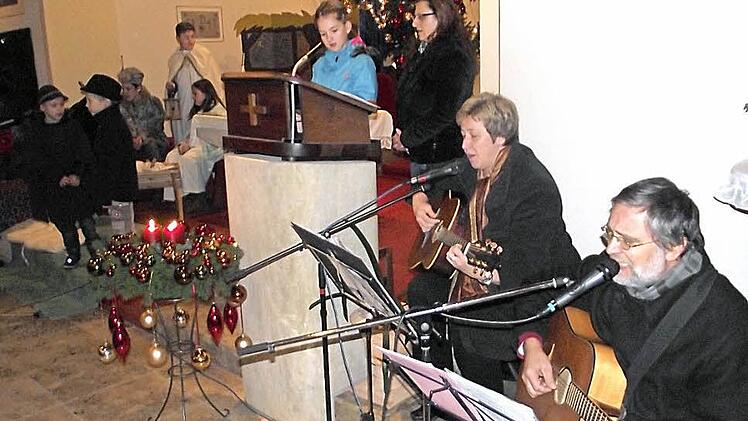 Für musikalische Begleitung sorgten beim Krippenspiel in Thonberg Franz Wachter (rechts) und Elfi Lurz. Dahinter (rechts) die Spielleiterin Jvonne Seuß und die Erzählerin Lena Kahlert.  Foto: Dieter Wolf
