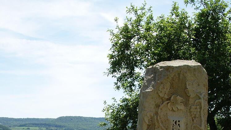 Der Ziegelangerer Steinmetz Stefan Böttcher gestaltete die Stele mit dem Jesus-Zitat vom Weinstock.