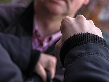 Einer der M&auml;nner wurde bei der Auseinandersetzung leicht verletzt. Symbolfoto: Christopher Schulz.