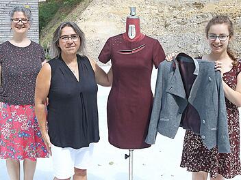 Antonia Stemmer (rechts) hat in der Schneiderwerkstatt des Theaters in Maßbach eine Ausbildung als Maßschneiderin, Fachrichtung Damen, absolviert und wurde Innungsbeste. Auf unserem Bild präsentiert sie ihr Gesellenstück. Jutta Reinhard (Mitte), die Chefin der Schneiderei, und Theaterleiterin Anne Maar (links) freuen sich mit ihr über diesen Erfolg.  Foto: Dieter Britz