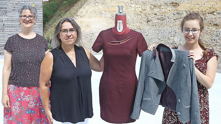Antonia Stemmer (rechts) hat in der Schneiderwerkstatt des Theaters in Maßbach eine Ausbildung als Maßschneiderin, Fachrichtung Damen, absolviert und wurde Innungsbeste. Auf unserem Bild präsentiert sie ihr Gesellenstück. Jutta Reinhard (Mitte), die Chefin der Schneiderei, und Theaterleiterin Anne Maar (links) freuen sich mit ihr über diesen Erfolg.  Foto: Dieter Britz