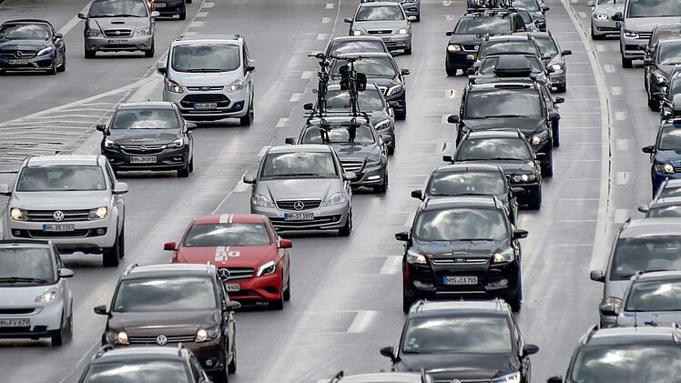 Ein Mann wurde am Samstag auf der A3 nahe Herzogenaurach &uuml;berfahren. Er hatte gro&szlig;es Gl&uuml;ck im Ungl&uuml;ck. Symbolfoto: Axel Heimken/dpa