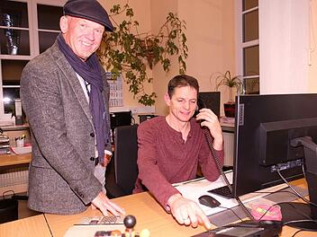 Renovierungsbedürftig ist der Kassenraum der VG. Hier: Kämmerer Andreas Mützel (rechts) und Bürgermeister Karlheinz Kickuth.  Foto: Gerd Schaar