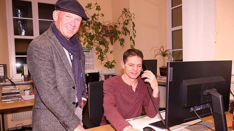 Renovierungsbedürftig ist der Kassenraum der VG. Hier: Kämmerer Andreas Mützel (rechts) und Bürgermeister Karlheinz Kickuth.  Foto: Gerd Schaar