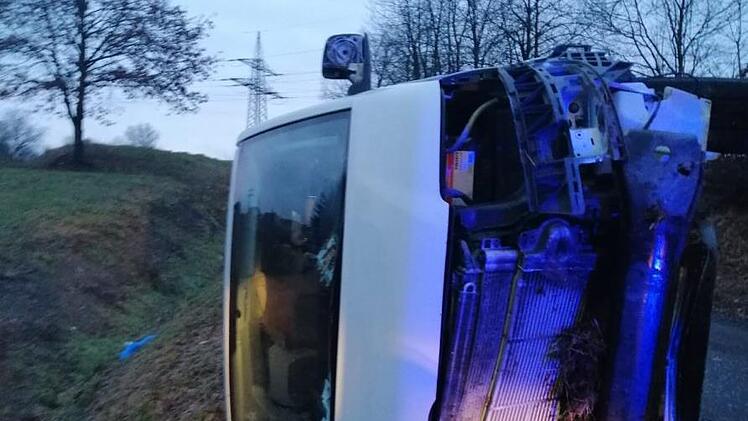 Der VW überschlug sich und landete auf der Fahrerseite. Foto: FF Friesen