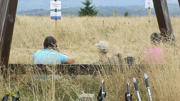 Mal die Stöcke hinlegen und Pause machen. Hier auf dem Kleinen Auersberg. Foto: Joachim Rübel